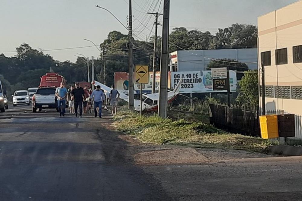 Avião pequeno cai próximo ao aeroporto de Erechim (RS) #shorts 